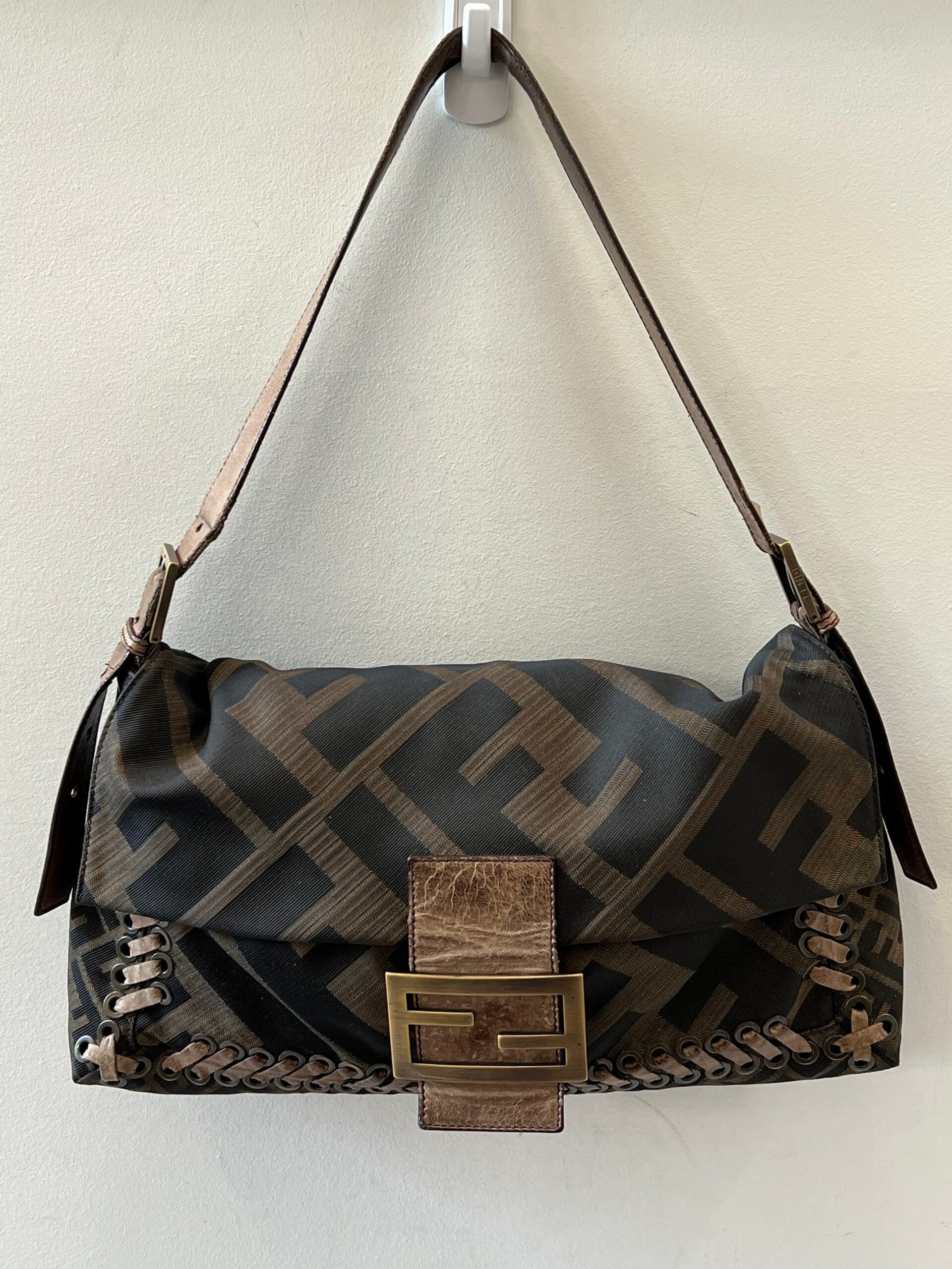 FENDI MAXI BAGUETTE SHOULDER BAG