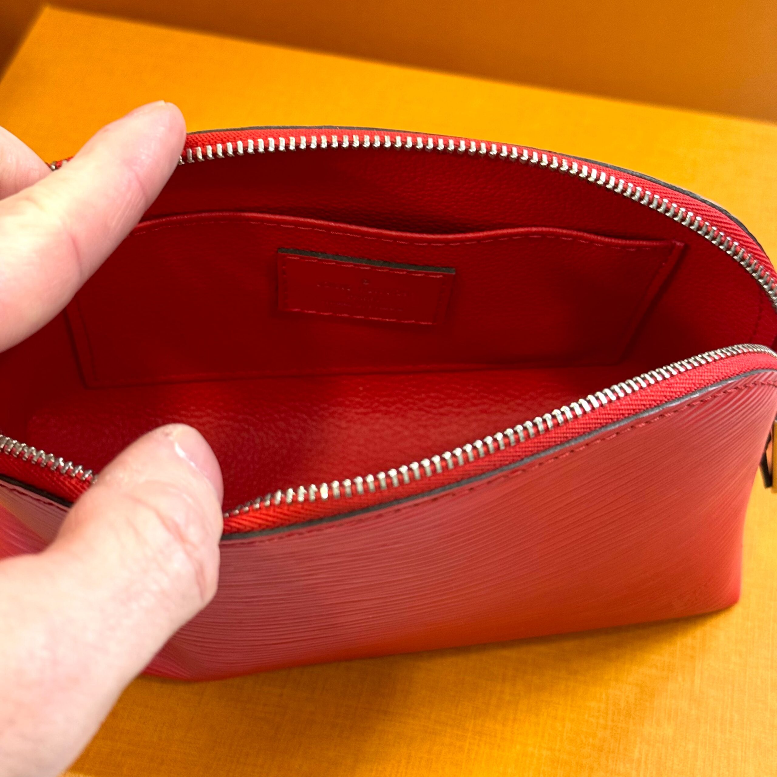 Louis Vuitton – Pochette cuir épi