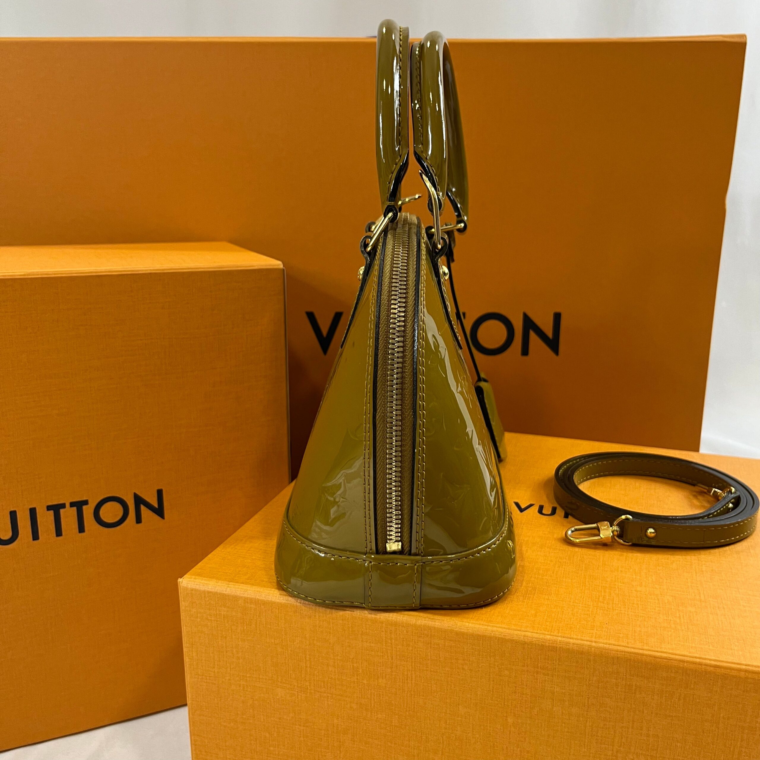 Louis Vuitton – Alma BB verni