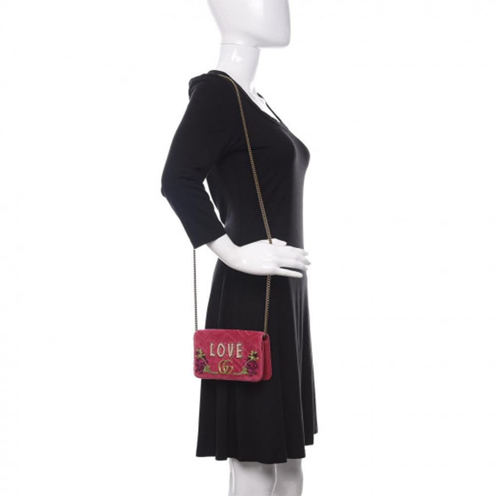 Gucci 488426 2149 Women’s Raspberry Pink Velvet Mini Clutch Bag ( )