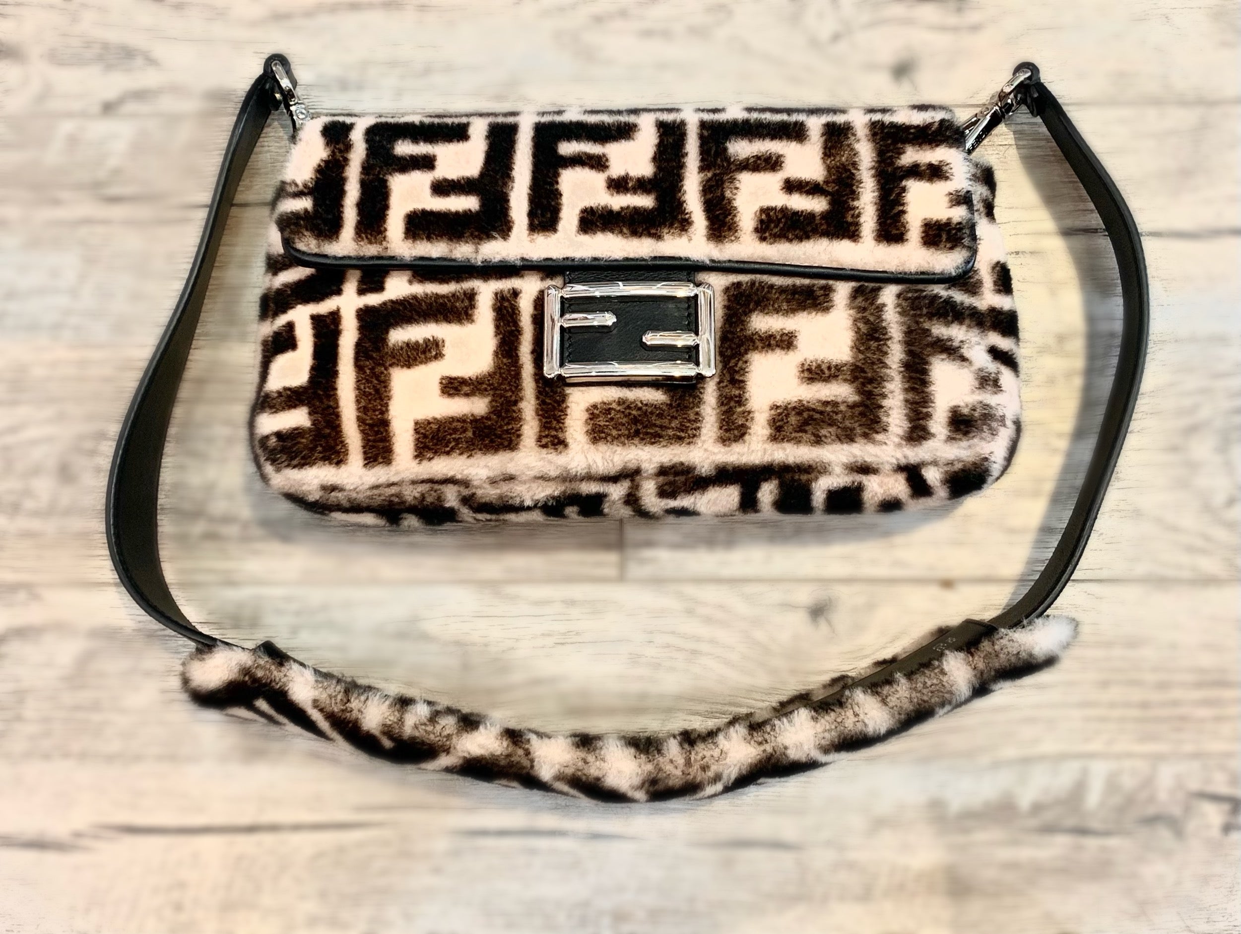 FENDI SHEARLING BAGUETTE WITH STRAP PAD