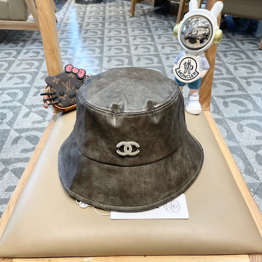 BUCKET HAT IN WOOD BROWN CALFSKIN 431731 | Studio Nafay