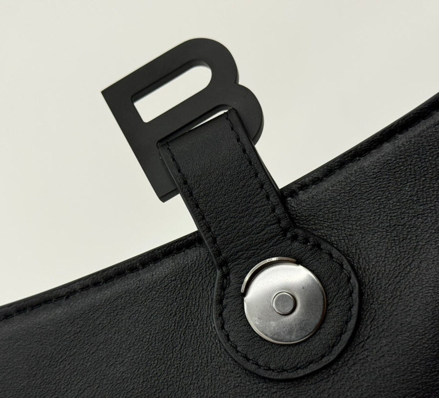 DOWNTOWN M CROSSBODY BAG 32 IN BLACK SOFT LAMBSKIN | Studio Nafay