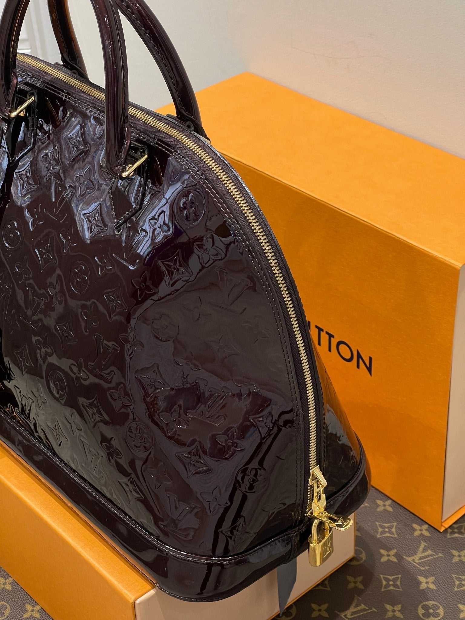 Louis Vuitton – Sac Alma cuir empreintes verni