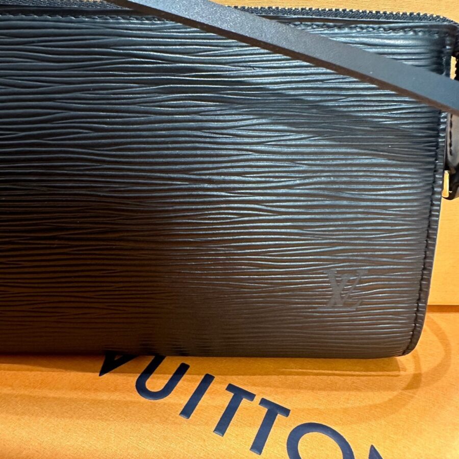Louis Vuitton - Sac pochette accessoires PM cuir épi noir