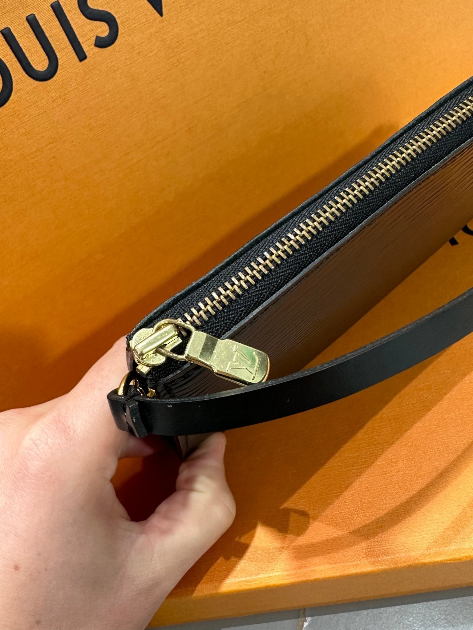 Louis Vuitton – Sac pochette accessoires PM cuir épi noir