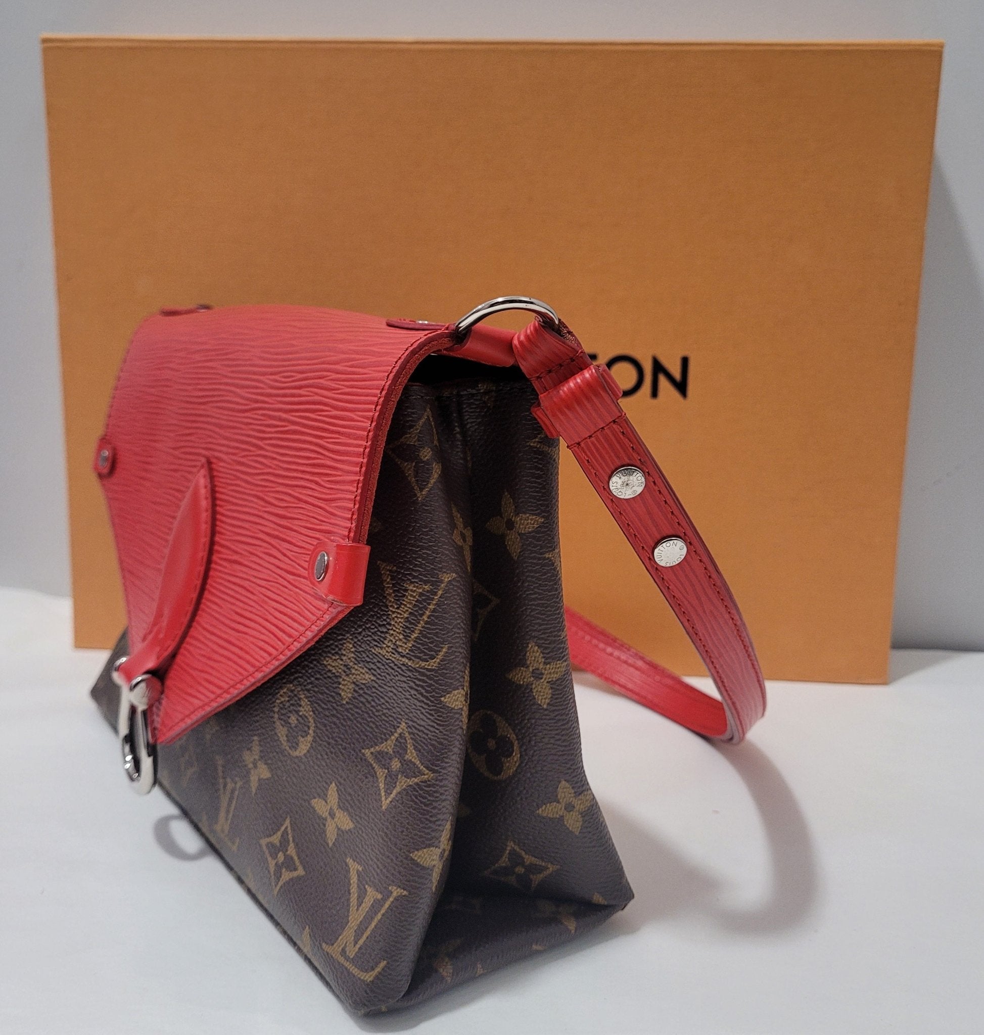 LOUIS VUITTON – Sac Saint Michel