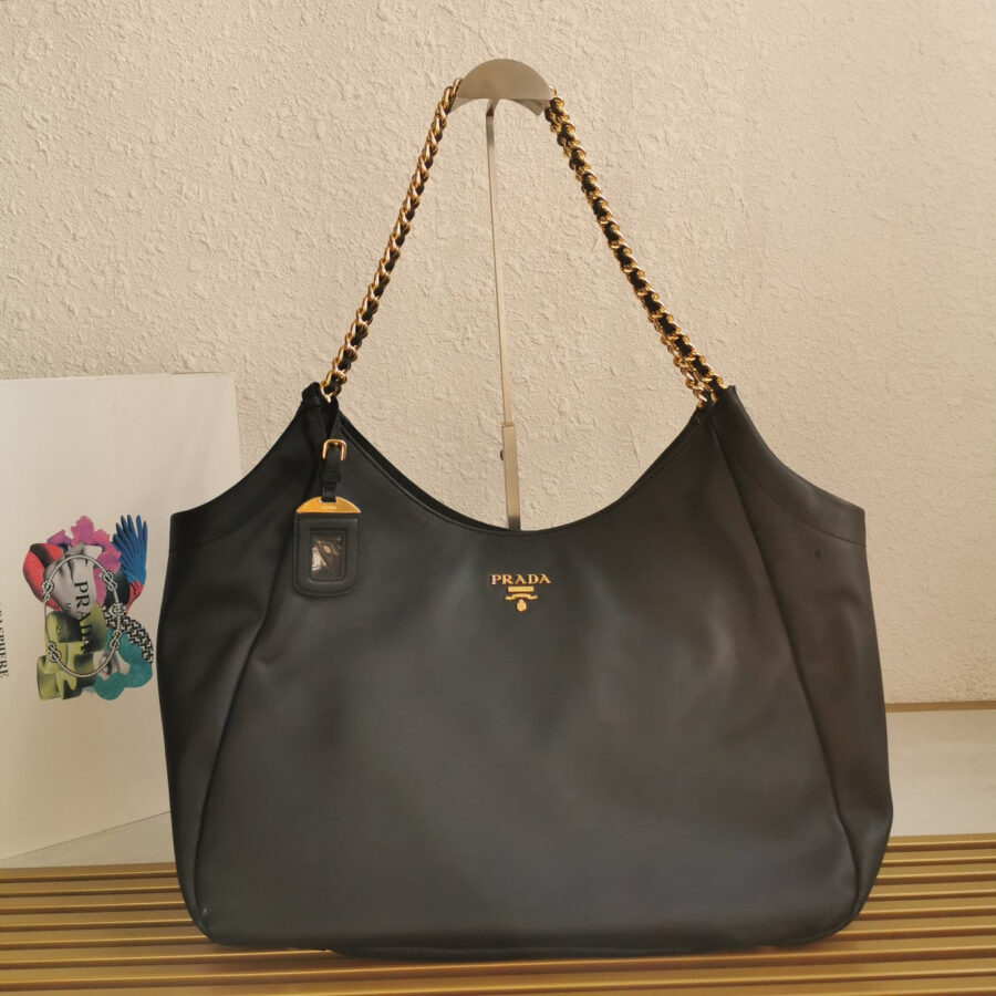 CHAIN TOTE 39 SOFT BLACK CALFSKIN | Studio Nafay