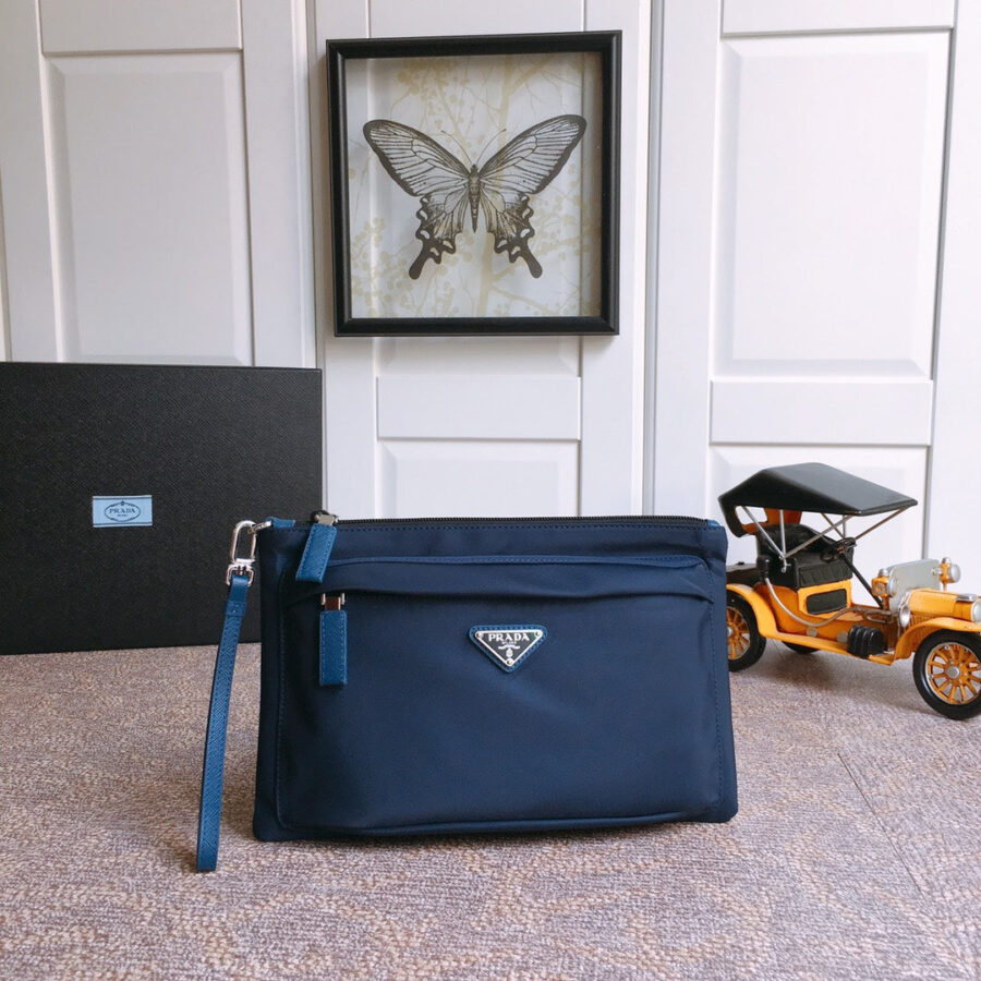 CLUTCH 28 IN NAVY BLUE RE-NYLON | Studio Nafay