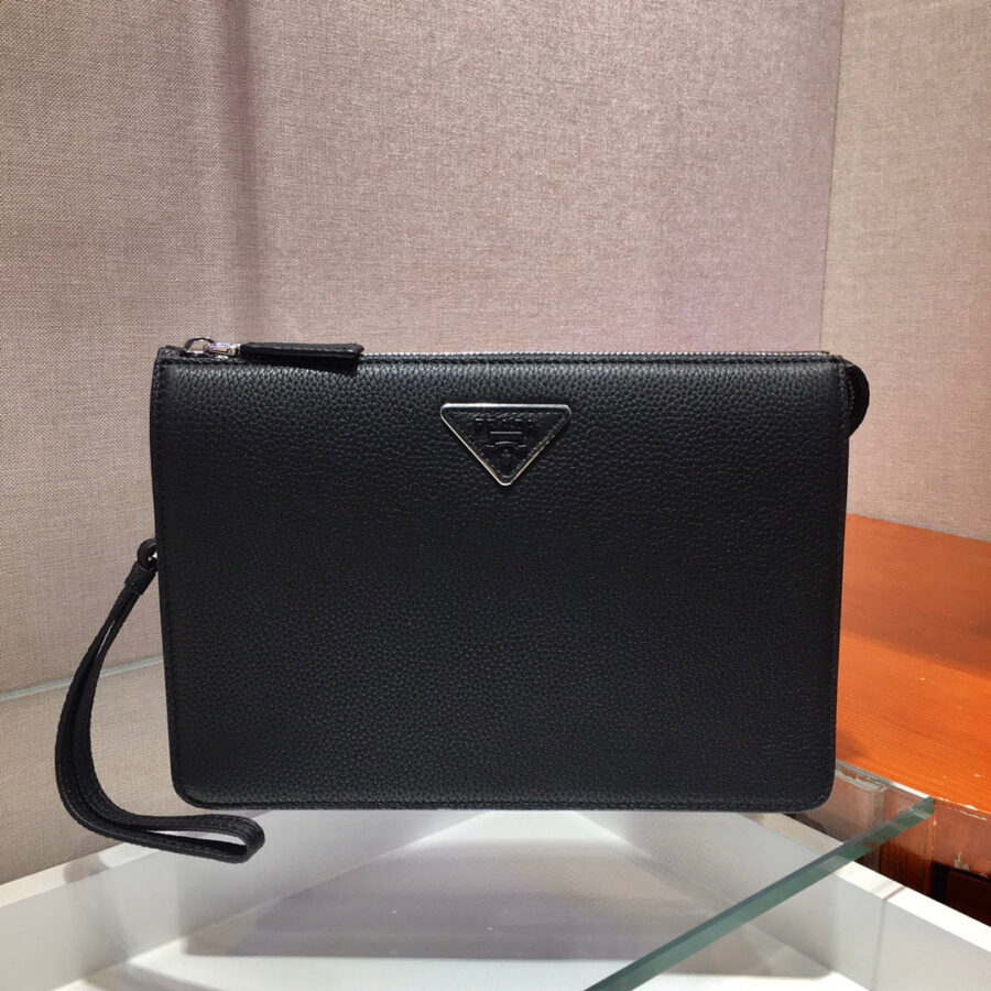 CLUTCH 26 IN BLACK GRAINED CALFSKIN TRIANGLE LOGO | Studio Nafay