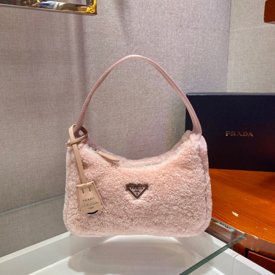 HOBO BAG 23 IN LIGHT PINK SHEARLING | Studio Nafay
