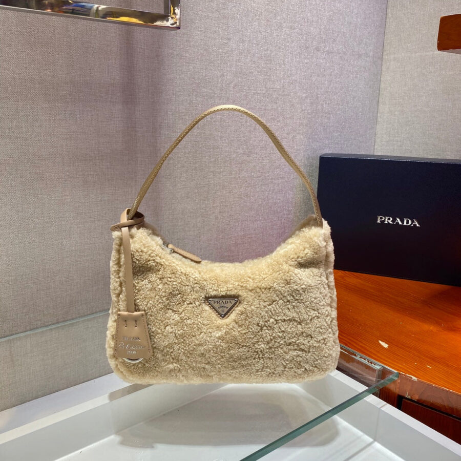 HOBO BAG 23 IN BEIGE SHEARLING | Studio Nafay