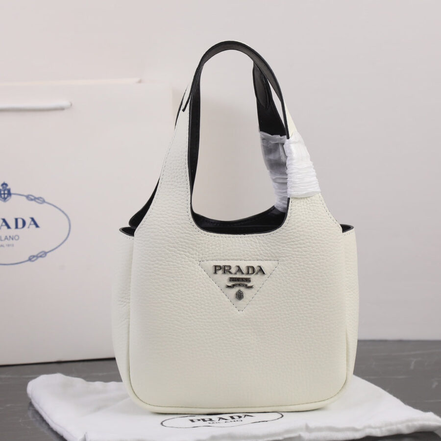 PRA 18 DYNAMIQUE LOGO TOTE BAG IN WHITE CALFSKIN | Studio Nafay