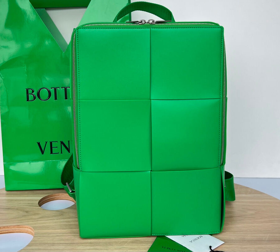 WOVEN BACKPACK 34 IN EMERALD GREEN LAMBSKIN | Studio Nafay