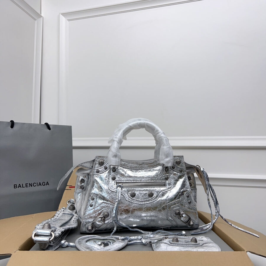 NEO CAGOLE 26 IN SILVER METALLIC LAMBSKIN | Studio Nafay