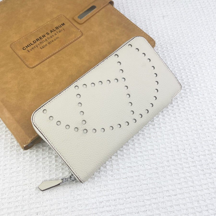 HM SILK'IN HOLED CLASSIC WALLET 20 WHITE GRAINED CALFSKIN | Studio Nafay