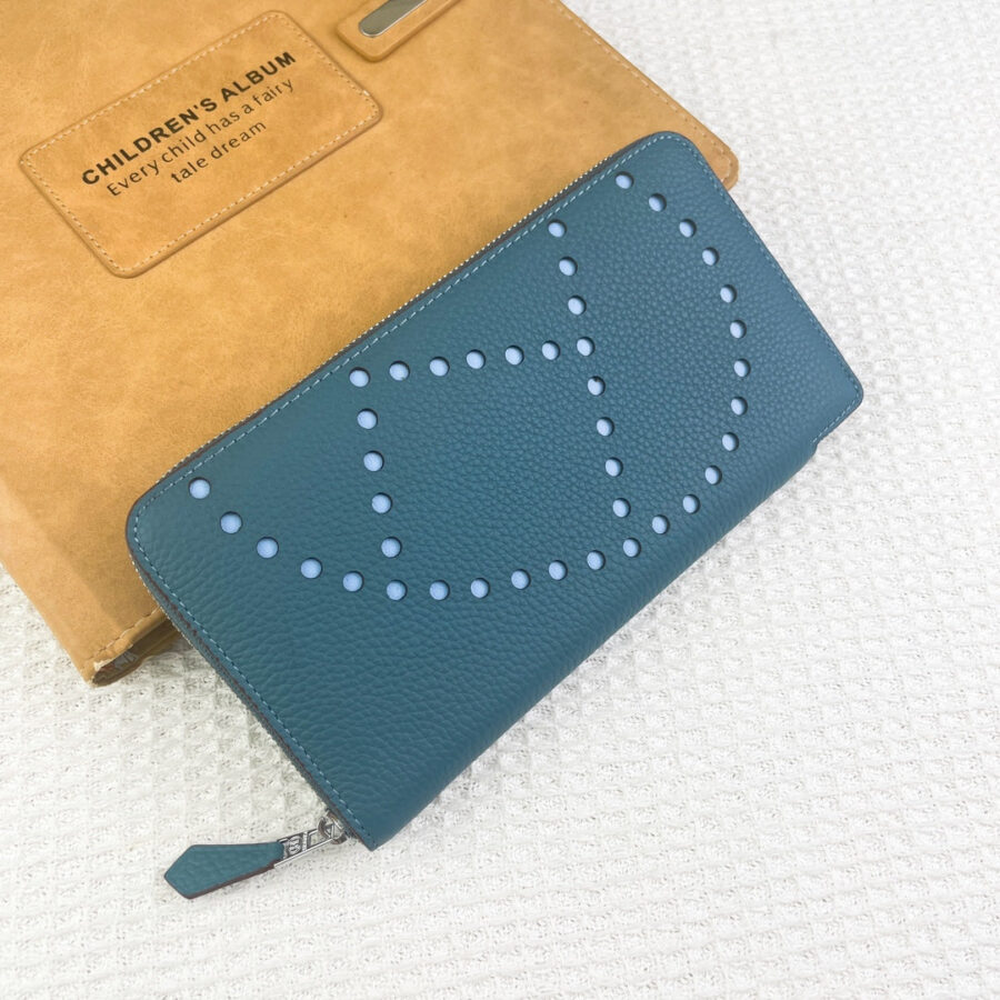 HM SILK'IN HOLED CLASSIC WALLET 20 CERULEAN GRAINED CALFSKIN | Studio Nafay