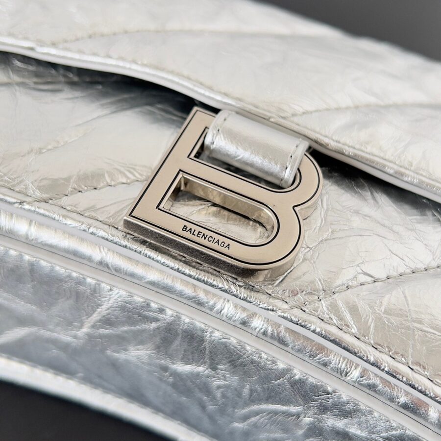 CRUSH CHAINED BAG 25 IN SILVER METALLIC QUILTED CRUSHED CALFSKIN | Studio Nafay