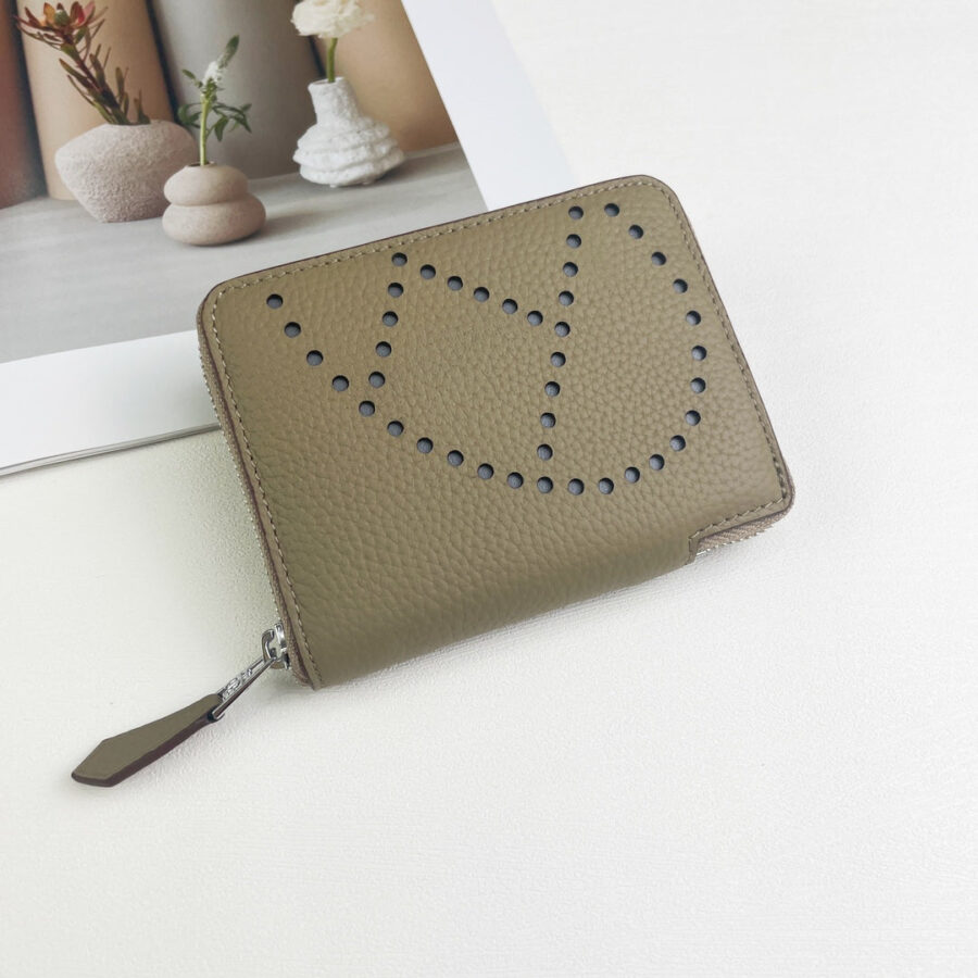 HM SILK'IN HOLED SHORT WALLET 11.5 KHAKI GRAINED CALFSKIN | Studio Nafay