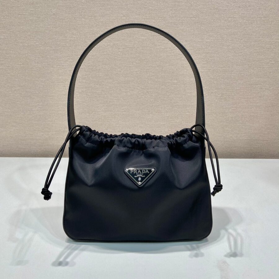 SMALL DRAWSTRING BAG 23 IN BLACK RE-NYLON | Studio Nafay