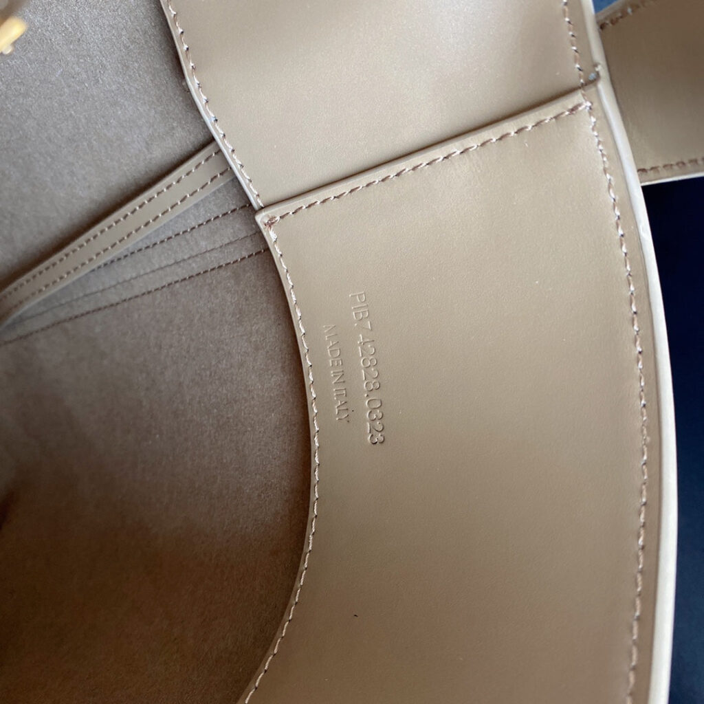 le 37 20cm dark beige shiny calfskin | Studio Nafay