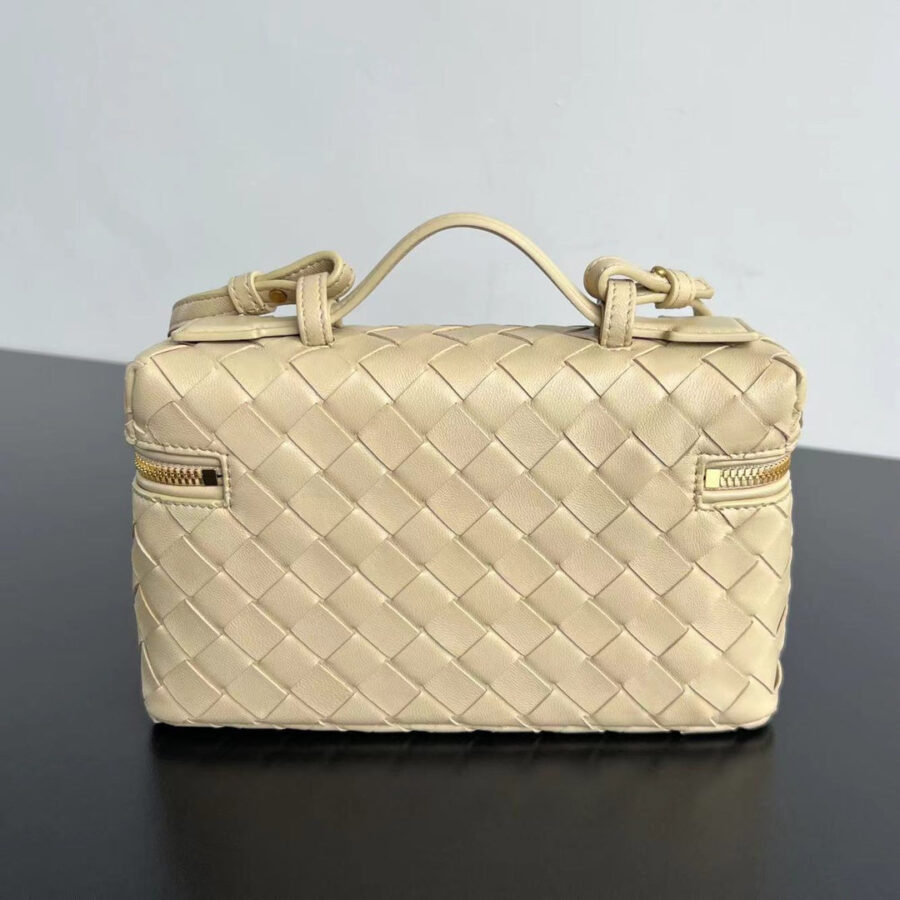 BANG BANG 22 VANITY CASE IN BEIGE CREAM CALFSKIN | Studio Nafay