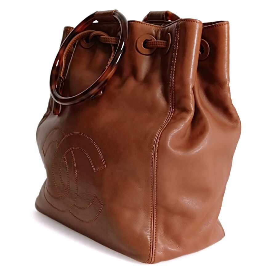 CHANEL Chanel Chanel bucket style handbag with drawstring in leather and bone | Studio Nafay