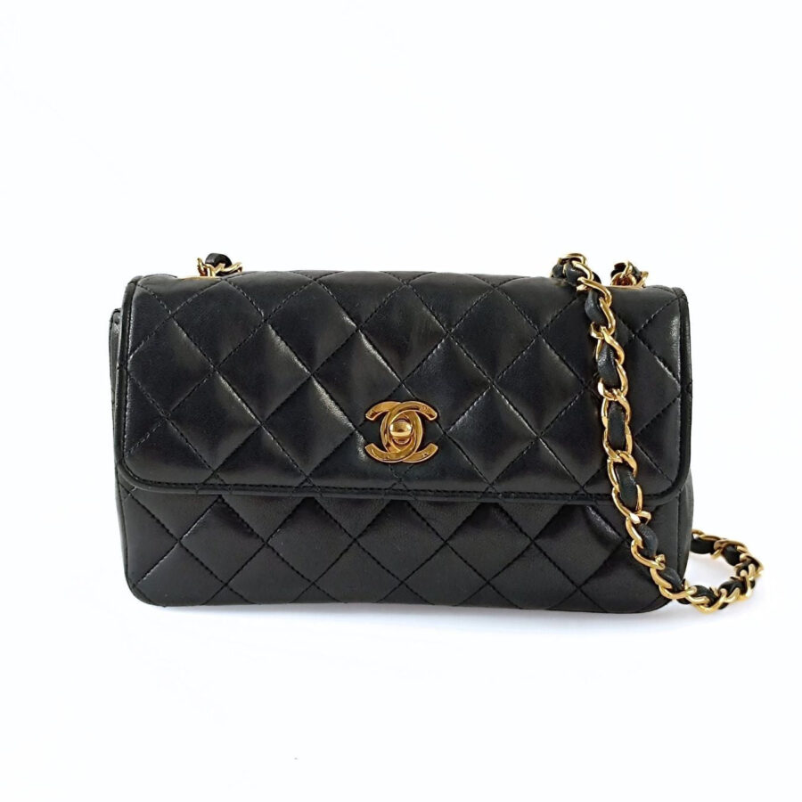 Chanel Chanel borsa a tracolla Mini Matelasse in pelle di agnello nera | Studio Nafay