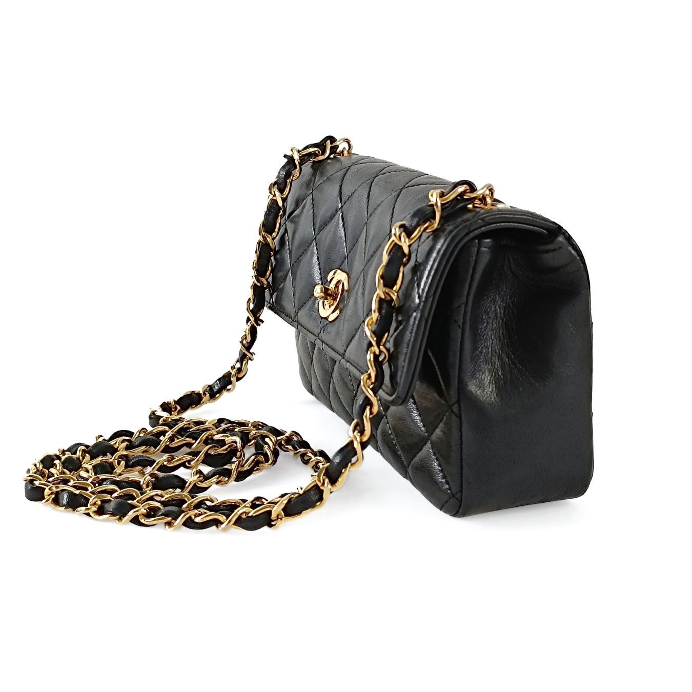 Chanel Chanel borsa a tracolla Mini Matelasse in pelle di agnello nera