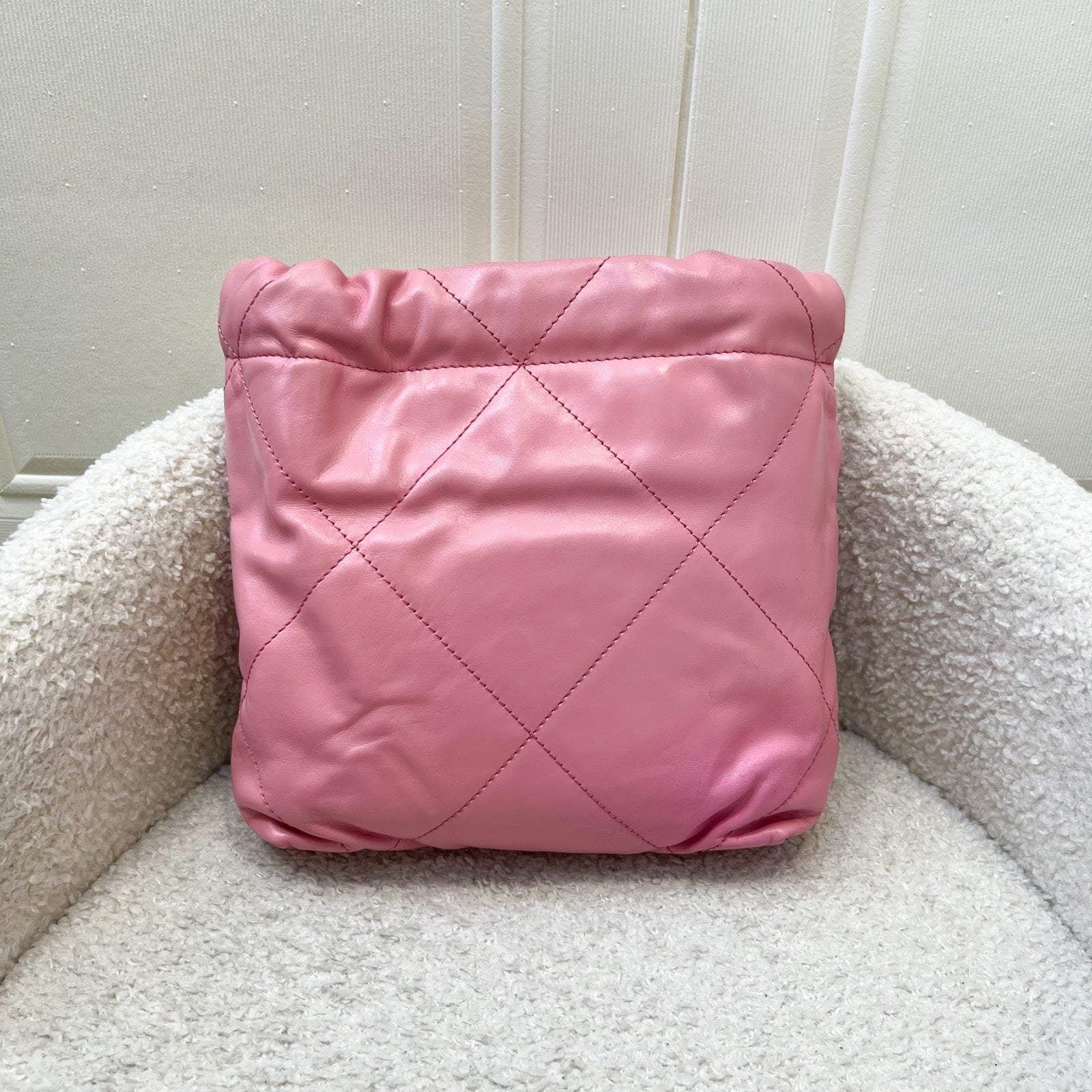 Chanel 22 Mini Hobo Handbag in Pink Shiny Calfskin and SHW (Model: )