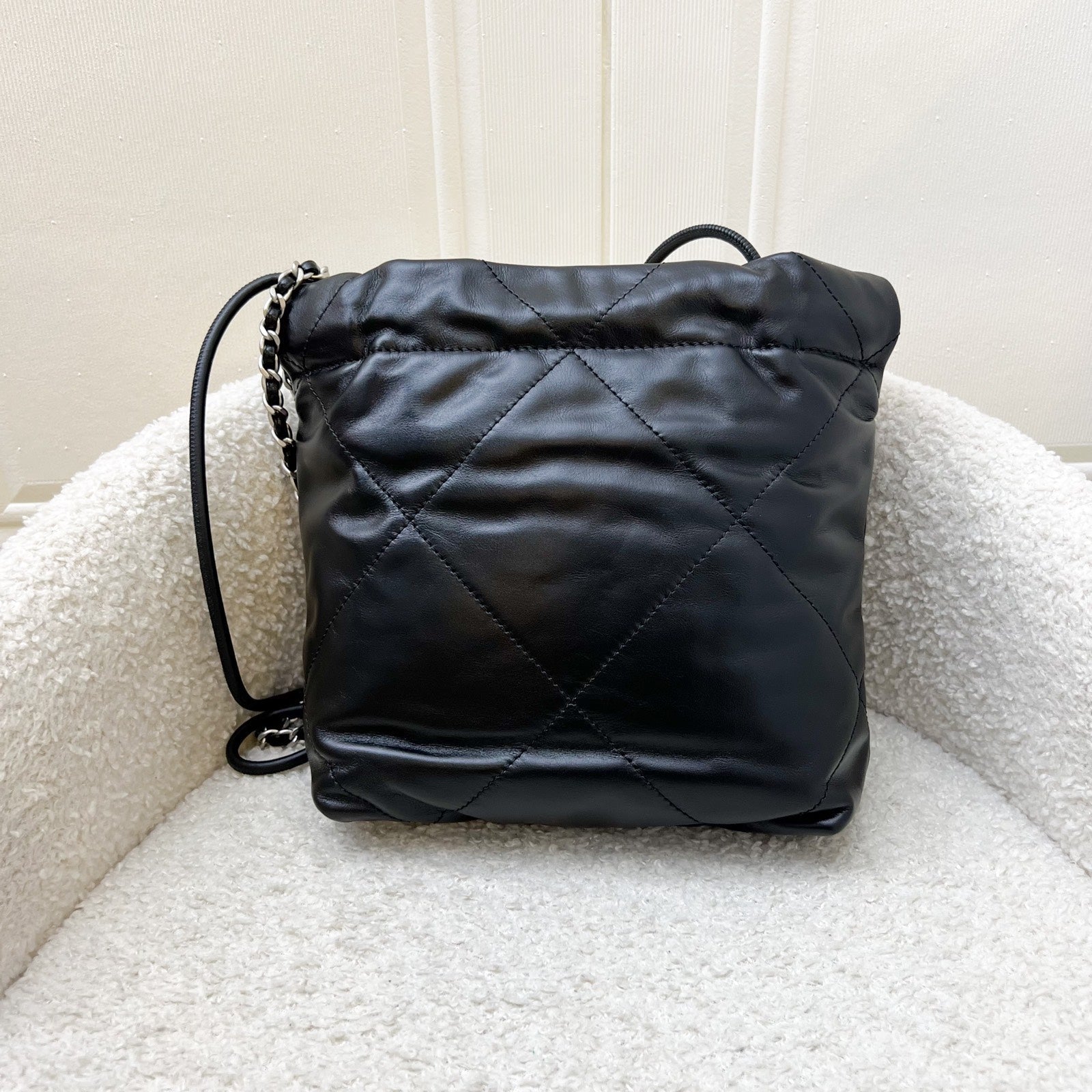 [Un – Full set – ] Chanel 22 Mini Hobo Handbag in Black Shiny Calfskin and SHW