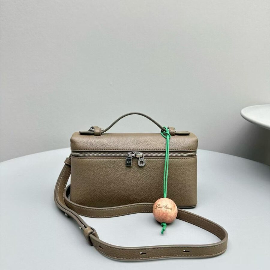 Loro Extra Pocket L19cm Warm Mastic Grained Calfskin | Studio Nafay