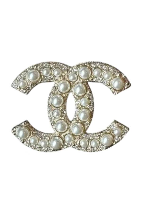 Classic CC Logo Pearl Brooch Gold Chanel | Studio Nafay