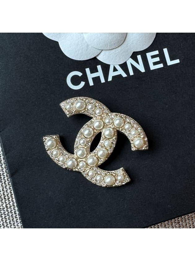 Classic CC Logo Pearl Brooch Gold Chanel