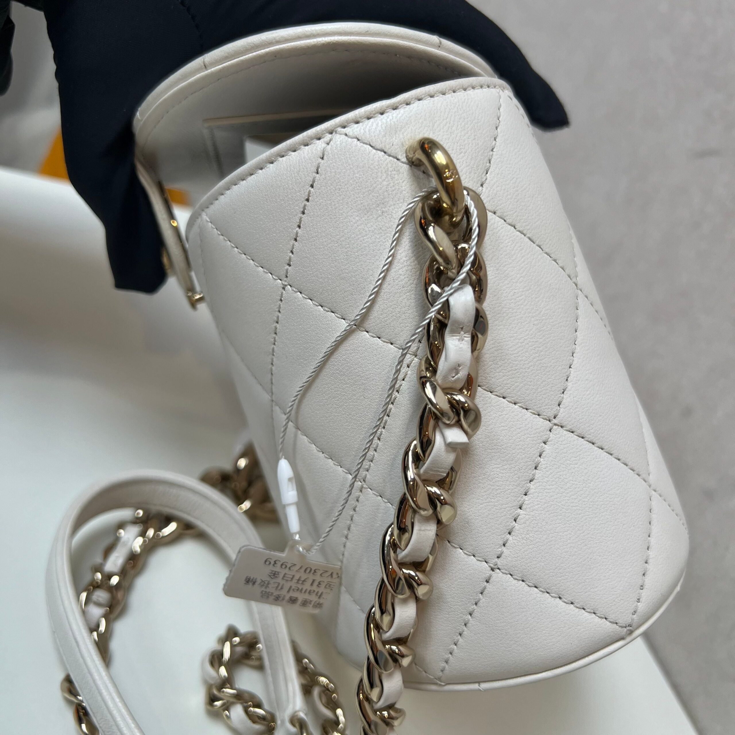 Chanel Elegant Chain Vanity Case – Crossbody Bags