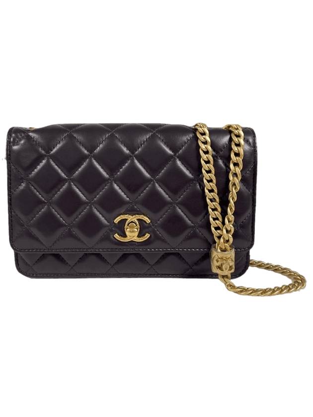 CC Logo Chain Lambskin Cross Bag Navy Chanel | Studio Nafay