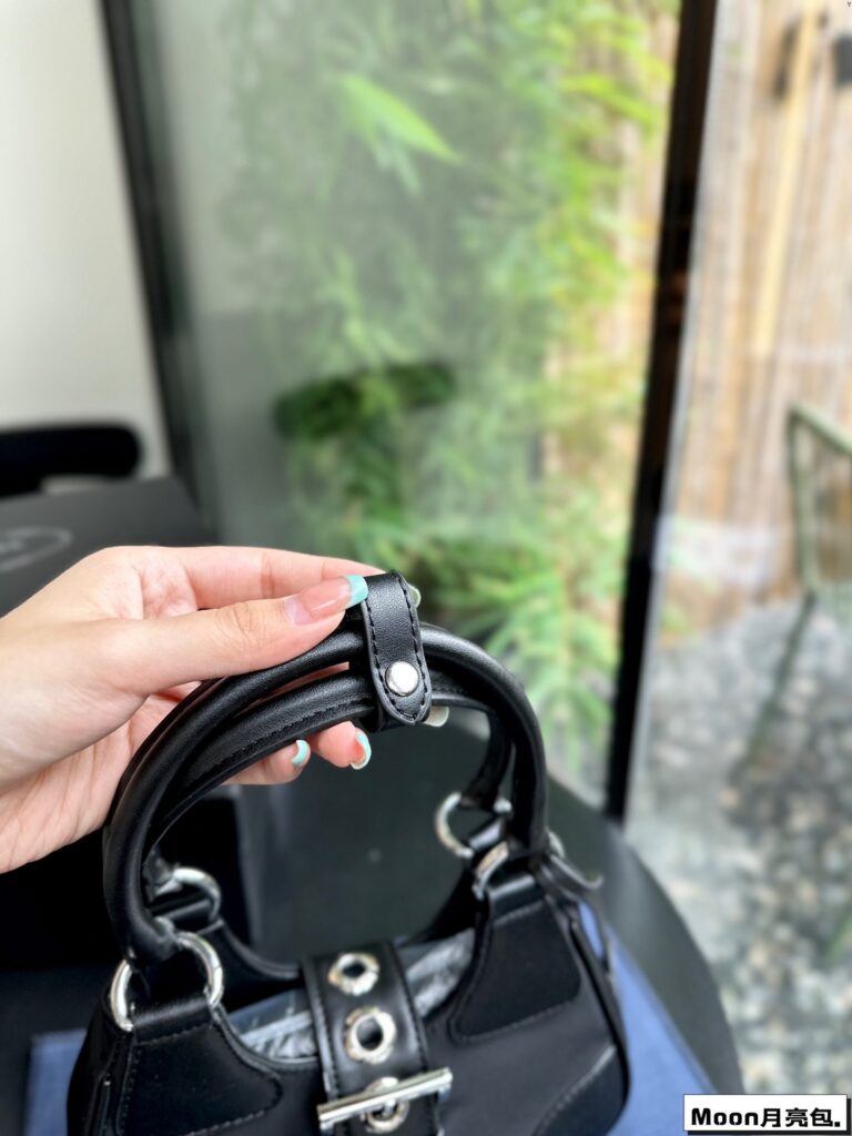 PRA 22 MOON PADDED BAG IN BLACK CALFSKIN WITH STRAP - Product Image 2