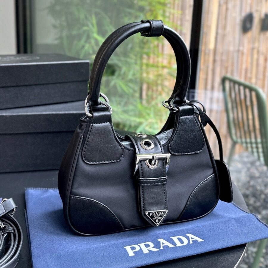 PRA 22 MOON PADDED BAG IN BLACK CALFSKIN WITH STRAP | Studio Nafay