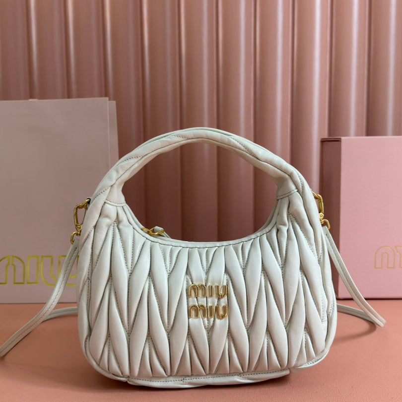 WANDER MATELASSÉ HANDBAG 23 IN WHITE LAMBSKIN | Studio Nafay