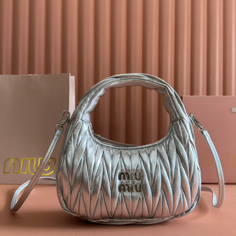 WANDER MATELASSÉ HANDBAG 23 IN SILVER PATENT LAMBSKIN | Studio Nafay
