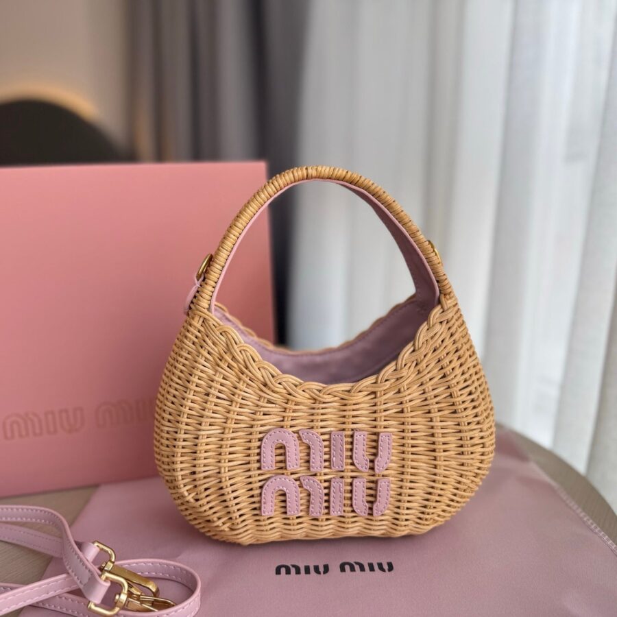 WANDER WICKER HOBO BAG 20 IN BROWN HANDWOVEN WITH PINK CALFSKIN LOGO | Studio Nafay