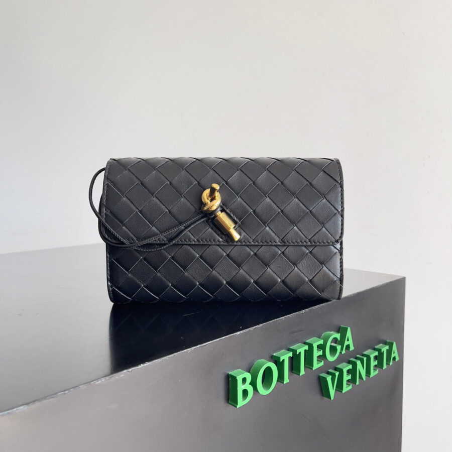 ANDIAMO BAG 19 IN BLACK CALFSKIN | Studio Nafay