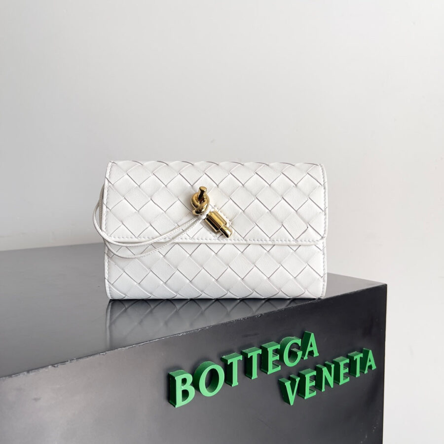 ANDIAMO BAG 19 IN WHITE CALFSKIN | Studio Nafay