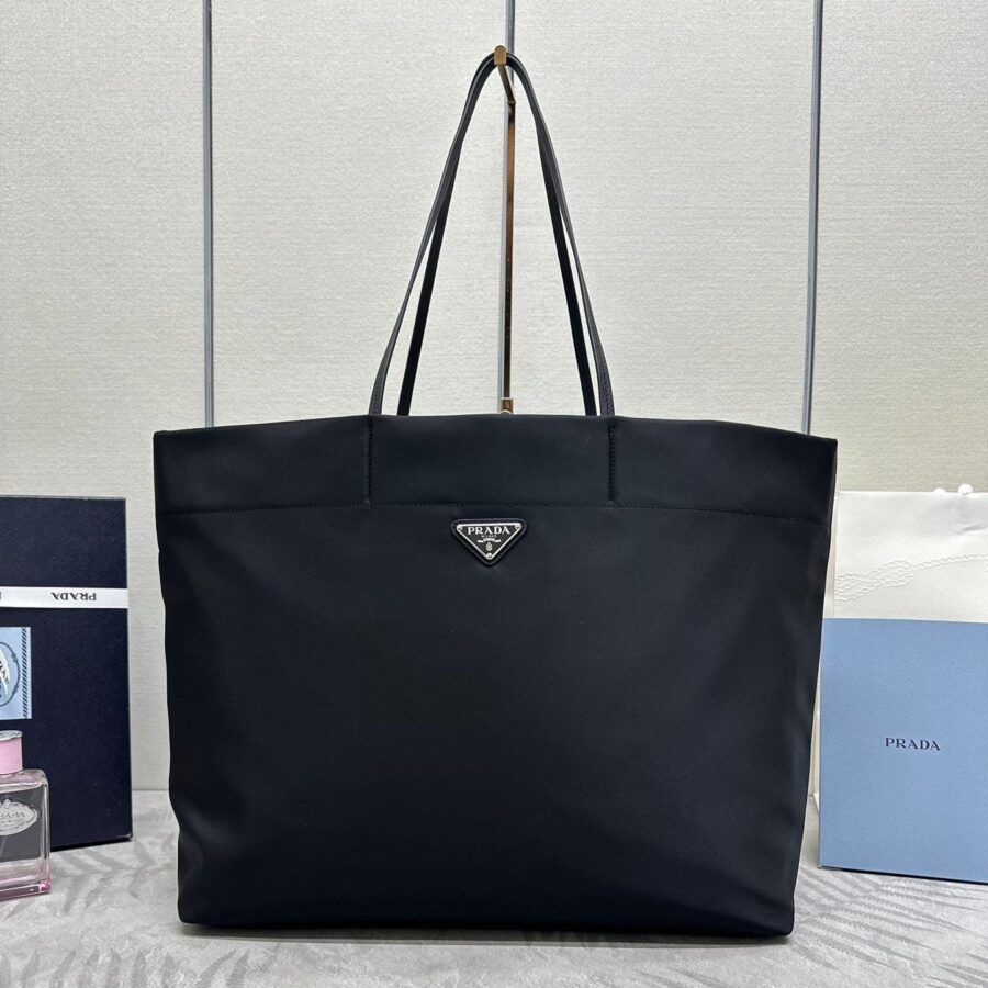 MEDIUM SHOPPING BAG 40 IN BLACK RE-NYLON FABRIC | Studio Nafay