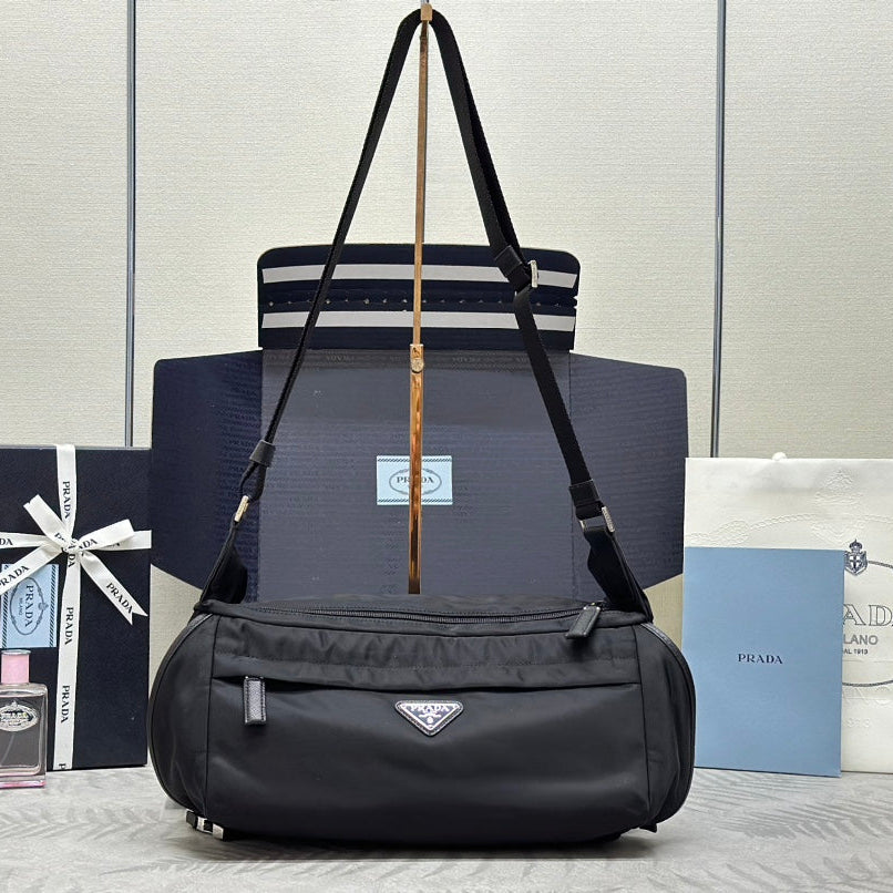 SHOULDER BAG 32 IN BLACK RE-NYLON TRIANGLE LOGO | Studio Nafay