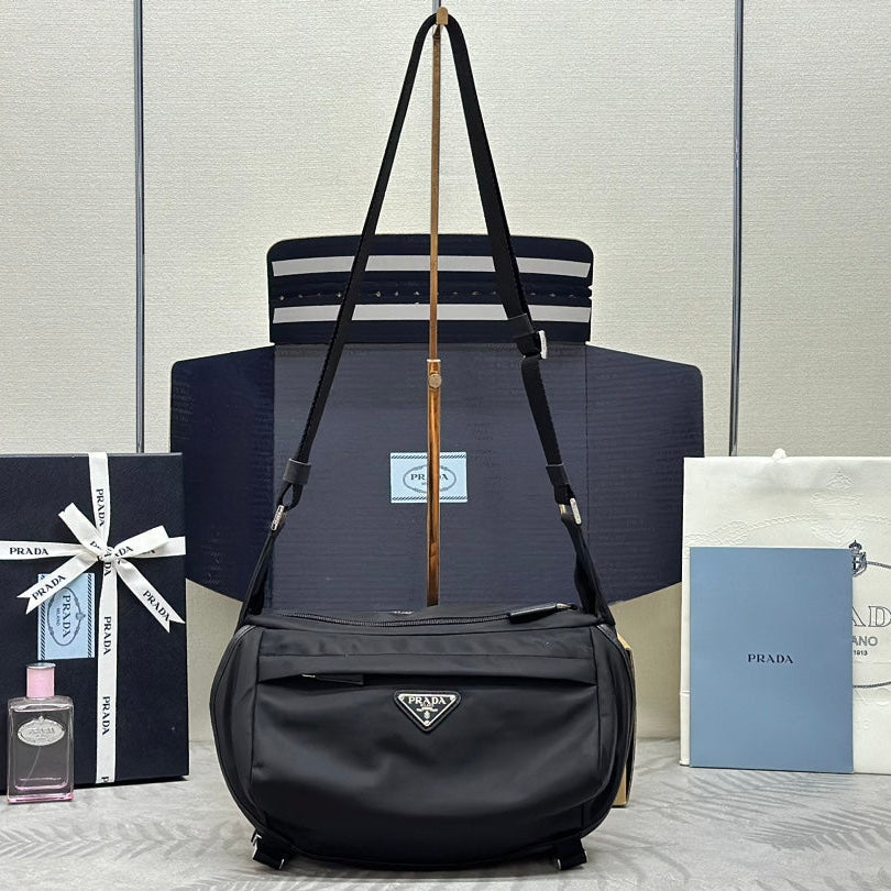 SHOULDER BAG 27 IN BLACK RE-NYLON TRIANGLE LOGO | Studio Nafay
