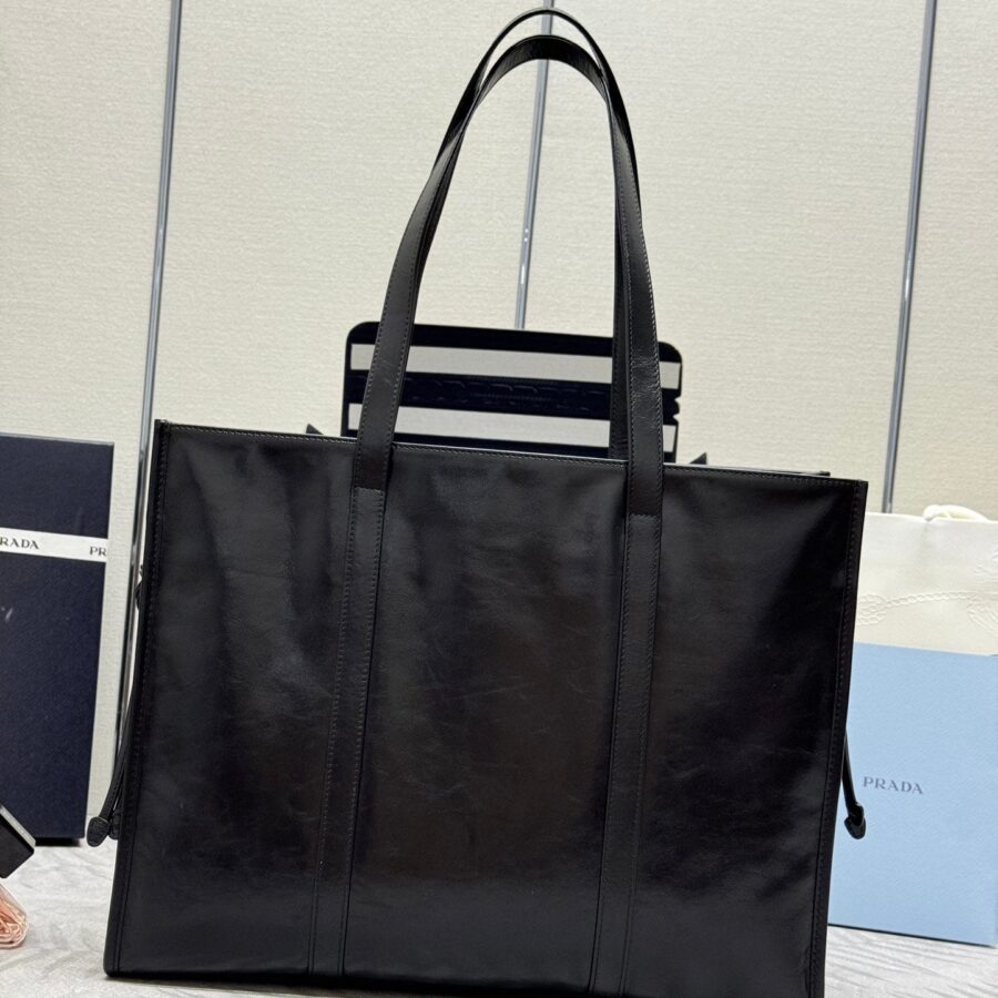 TOTE BAG 39 IN BLACK SMOOTH CALFSKIN | Studio Nafay