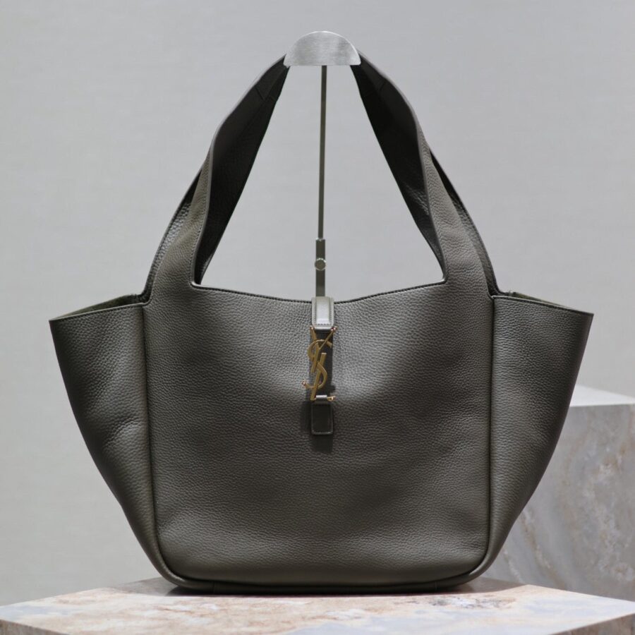 LE 5 À 7 BEA TOTE BAG 50 IN KHAKI GREEN LAMBSKIN COPPER LOGO | Studio Nafay