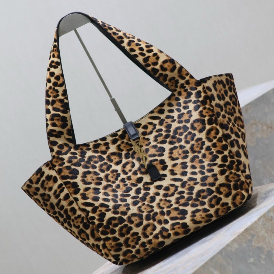 LE 5 À 7 BEA TOTE BAG 50 IN LEOPARD PRINT LEATHER GOLD LOGO | Studio Nafay