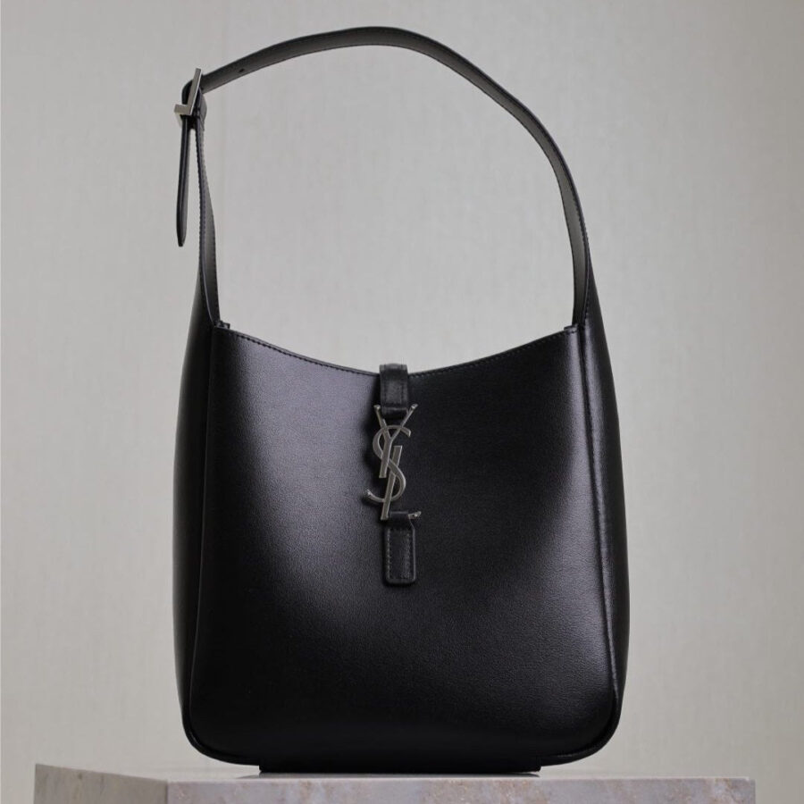 LE 5 À 7 SUPPLE BAG 23 IN BLACK CALFSKIN SILVER BUCKLE | Studio Nafay